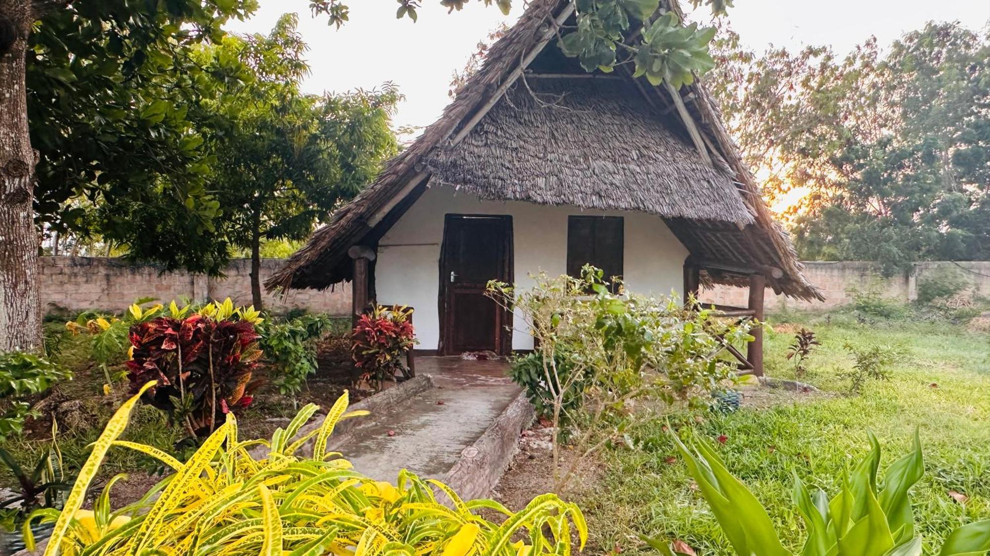 Zanzi Rest Bungalow Nungwi Esterno foto