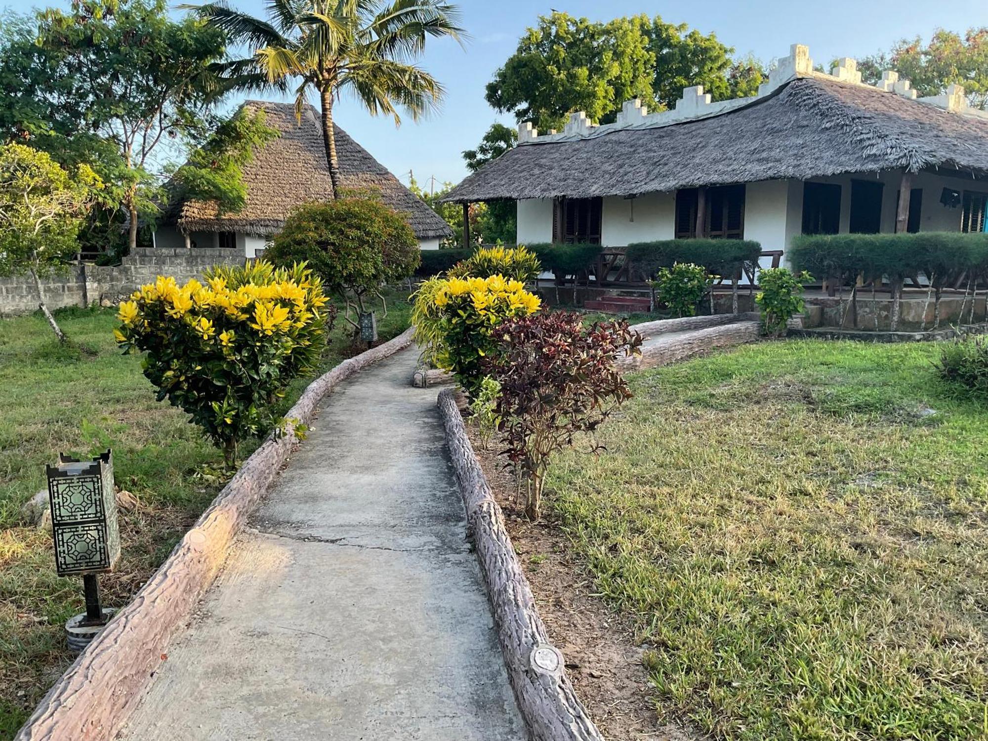 Zanzi Rest Bungalow Nungwi Esterno foto