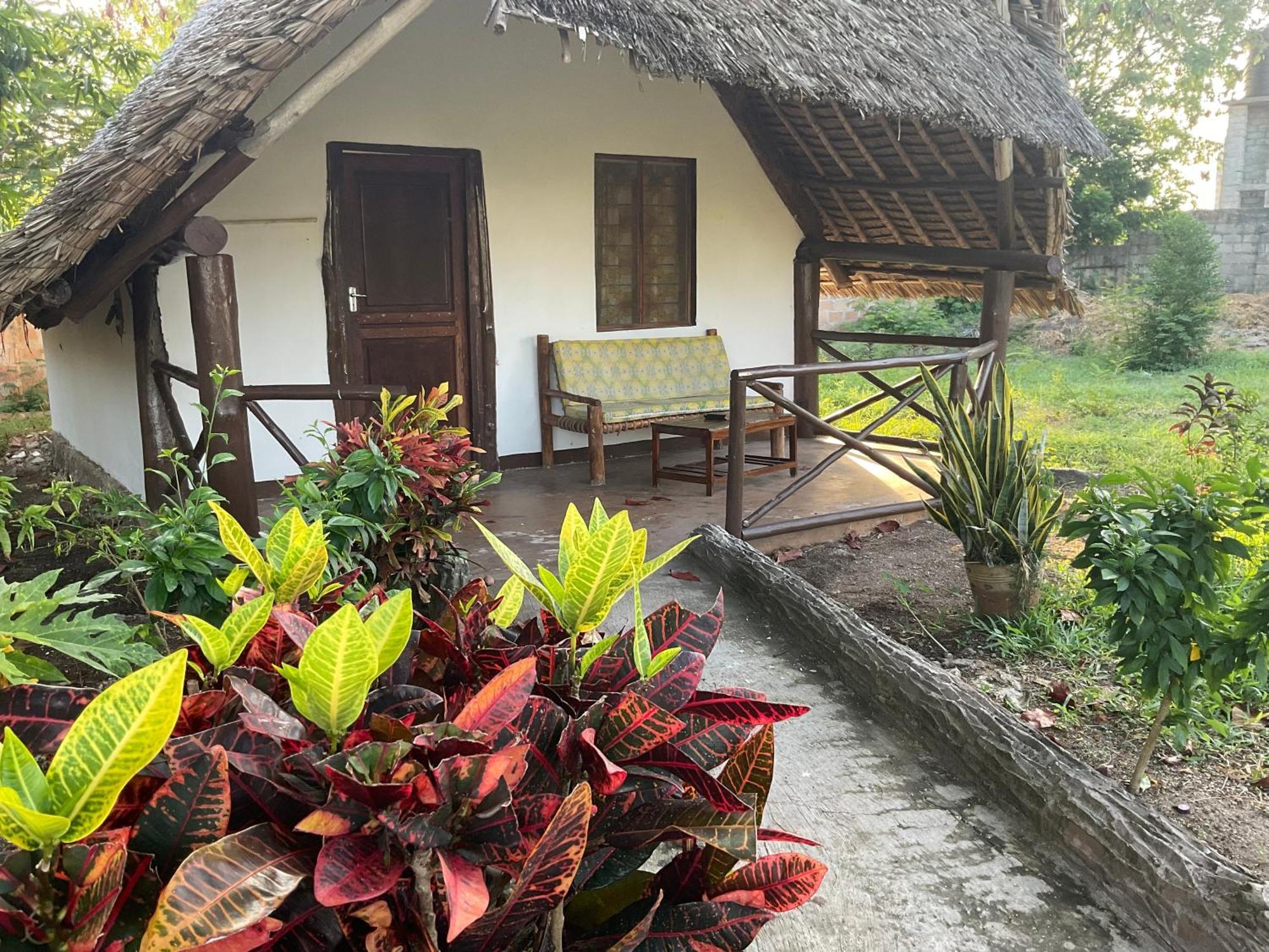 Zanzi Rest Bungalow Nungwi Esterno foto